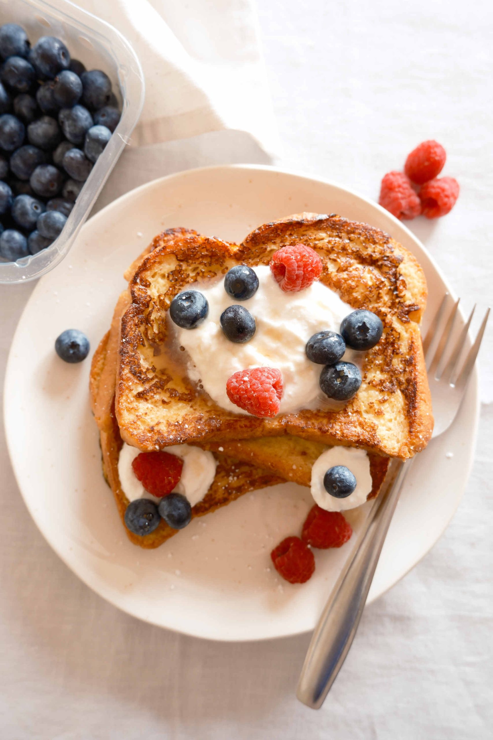 Tostadas francesas con arándanos y fresas