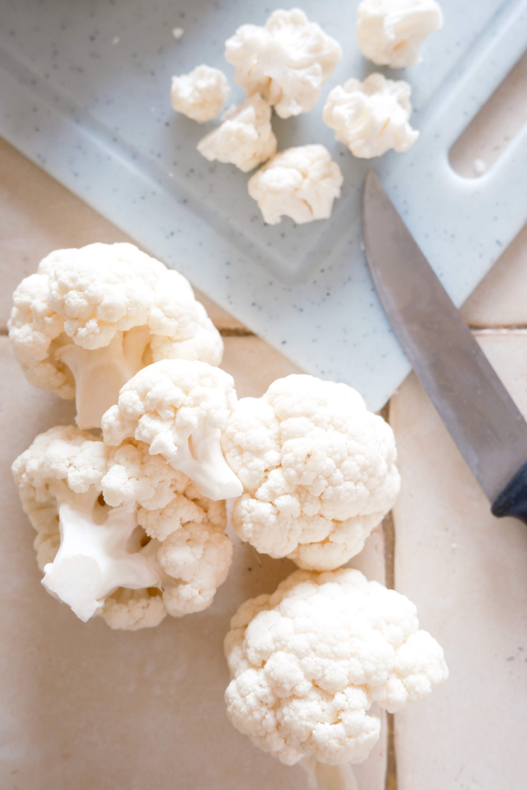 Separar la coliflor en floretes