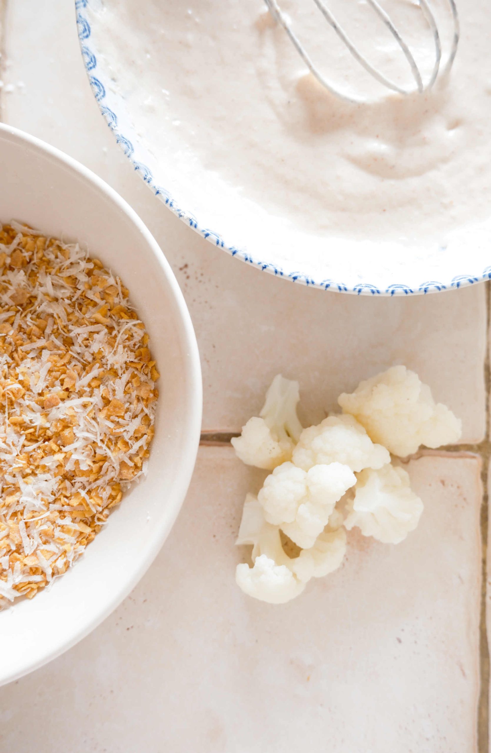 Rebozar la coliflor con especias, cornflakes y parmesano